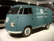 VW Transporter T1 Baujahr 1950 mit VW-Servicewagenbeschriftung. 28.11.2009 im Transporterpavillion der Autostadt Wolfsburg.