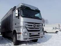 ACTROS1846 mit Groviehtransportaufbau wartet vor den Toren der Stallungen des FIH´s in Ried i.I. auf eine  Pferdefracht ;100217