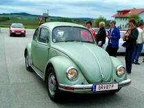 Kfer erscheint zum Oldtimertreffen in Neuhofen/Innkreis, und wird sogleich von einigen Damen herzlich begrt;080501