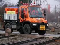 UNIMOG_U180 Streudienst  quert bei Bruck/Leitha einen Bahnbergang;100223