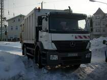 Mercedes-Mllentsorgungsfahrzeug am 05.Februar 2010 am Bahnhof von Bergen/Rgen.