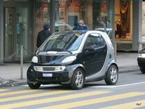 Schwarz-Grauer Smart unterwegs in der Stadt Rapperswil am 16.01.2010
