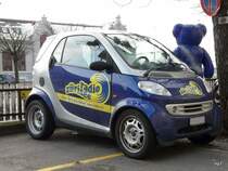 Blauer Werbe Smart in der Stadt Rapperswil am 16.01.2010