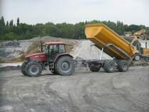 Traktor auf einer Schlackenhalde in Bochum,5.9.07.