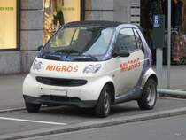 Weiss-Blauer Werbe Smart in der Stadt Zrich am 16.01.2010