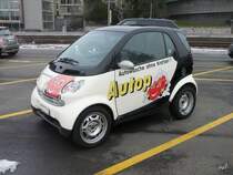 Weiss-Schwarzer Werbe Smart in der Stadt Zrich am 16.01.2010