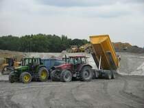 Traktoren auf einer Schlackenhalde in Bochum,5.9.07.