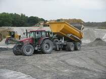 Traktor auf Schlackenhalde in Bochum,5.9.07.