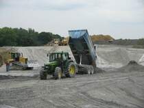 Traktor mit Muldenkipper auf einer Schlackenhalde in BO,5.9.07.