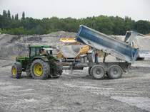 Traktor mit Mudenkipper auf einer Schlackenhalde in Bochum,5.9.07