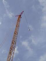 Ein Terex Rauppenkran in der nhe von Kilianstdten der zum Aufbau von einer Windkraftanlage genutzt wird. 