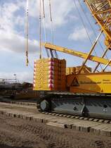 Der Terex Kran von Schmidbauer auf einen Feld bei Kilianstdten. Man sieht hier schn die Gewichte des Krans. Am 27.02.10