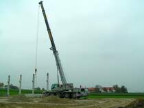 An einem regnerisch-trben Herbsttag ist dieser Autokran zum Setzen von Betonsulen fr eine Lager-Fabrikationshalle eingesetzt; Ried i.I. 071030