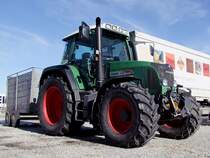 FENDT412 Vario-TMS wartet mit einem kleinen Anhnger auf die Beladung vor den FIH-Stallungen in Ried i.I.;100227
