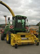 John Deere Hcksler mit Gras Pickup am Eingang zum Gelnde des John Deere Hndlers in Schellenberg.Auf dem Gelnde fand das 6. Traktorentreffen statt.