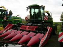 John Deere Hcksler 6850 mit 6 reihigen Maisgebiss beim Traktorentreffen auf dem Gelnde des John Deere Hndlers in Schellenberg