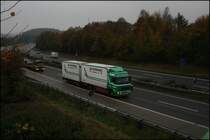 Schlechtes Wetter im Sauerland: Dnischer Volvo FH12 fhrt bei Ldenscheid Richtung Hagen.