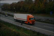 Hollndischer Volvo FH12 von TNT fhrt bei Ldenscheid Sd Richtung Hagen. (03.11.07)
