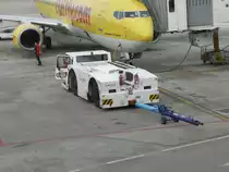 14.01.10,Flugzeugschlepper auf dem Flughafen von Palma de Mallorca.