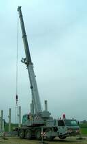 Bei Nieselwetter werden Betonsulen fr eine Lager-Fertigungshalle gesetzt; 071030