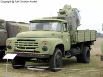 ZIL 130 Boden-Landescheinwerfer APM 90 M - NVA - Fahrzeug im Bestand des Flugplatzmuseums Cottbus - fotografiert am 05.03.2006 - Copyright @ Ralf Christian Kunkel

