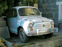 Ein alter FIAT schlummert versteckt in einem Garten in RIED i.I.; 071101