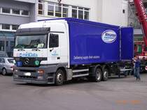 Mercedes-Benz Actros Megaspace mit Open-Top Wechselbrcke und Hebebhne. Die Kuriositt liegt in der Beschriftung. Es ist die bergangszeit eines Firmenzusammenschluss.