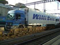 Ein Mercedes LKW auf einer RoLa in Spiez am 03.11.2007