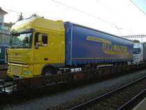 Ein Daf LKW auf einer RoLa in Spiez (03.11.2007)