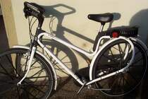 Dieses Designer-Fahrrad habe ich heuer nach Berlin verkauft. Es ist ein  active comfort  mit Dreigangschaltung, Tacho mit Kilometerzhler im Speziallenker, Kunststofffelgen mit schlauchlosen Reifen, Abstandswarner, Trelockschlo und integriertem, abschliebaren Werkzeugfach. Zwei dieser Fahrrder haben wir zu Anfang der 80er Jahre gekauft. Das zweite wurde in den Augsburger Raum verkauft. Waren tolle Hingucker, leider vom Gewicht her ziemlich schwer.