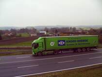 Ein Grner Iveco LKW auf der B 388