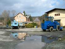 Wren die Mlltonnen nicht, dann wre die DDR-Illusion perfekt. Ein T172,T174 und ein UN 050 bereichern die Szene am ehemaligen Bahnhof Gelenau, 10.03.07