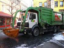 MB 2527 des Entsorgungsunternehmens SITA holt gebrauchte Kartonagen in 36088 H�nfeld am 09.03.2010