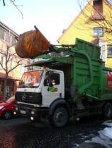 MB 2527 des Entsorgungsunternehmens SITA holt gebrauchte Kartonagen in 36088 H�nfeld am 09.03.2010. Die gef�llte Lademulde wird �ber das Fahrerhaus nach oben geschwenkt, zeitgleich �ffnen sich die Verschlussklappen des Transportbeh�lters.