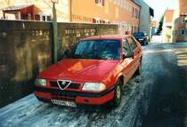 Das ist der 33er von vorne. Er hatte Anfang der 90er einen ziemlich heftigen Hagelschaden und bekam darauf eine neue Motorhaube und neue Scheinwerferglser.