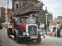 Metz Drehleiter auf Magirus bei der Oldtimerparade in Dresden im Jahr 2006.