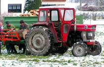 Massey Ferguson 178 mit hydraulischem Holzspalter; 071117
