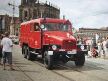Ein ehemaliger G 5 Ger�tewagen der Flughafenfeuerwehr im Sommer 2006 bei der Oldtimerparade in Dresden.