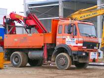 Mercedes 1936(4x4) mit Kranaufbau steht auf einer Baustelle; 071117