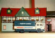 Mercedes Lkw der Firma  hellmann , Ep. IV; [Pralin 1320]