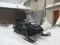 Motorschlitten Lynx Yeti Pro V 800, ein Tiefschnee- und Arbeitsschlitten fr hrtesten Einsatz mit 4-Takt 800 cm3 Rotax-Technologie, gesehen bei Horska Sluzba (Tschechischer Bergrettungsdienst) am Bournak (Strmer), der Anhnger dazu hat ebenfalls Kufen und Federung; 19.11.2007
