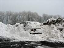 Dumm gelaufen, der Fahrer dieses Skoda (?) konnte offenbar nicht rechtzeitig sein Auto wegfahren bevor der Rumdienst kam; Moldava v Krusnych horach (Moldau im Erzgebirge), 19.11.2007
