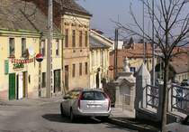 Citroen C5, Rückansicht und ein Brunnen aus der Türkenzeit. Foto: 18.03.2010.