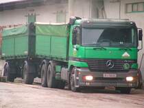 Mercedes ACTROS-2543 mit Hnger wird am Bahnladegleis mit Getreide befllt_071123