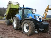 NEW HOLLAND T 7070 steht in der Landmaschinenausstellung der Gebr�der Herrlich in Hofbieber-Langenbieber anl. des 50-j�hrigen Firmenjubil�ums am 20.03.2010