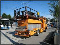 Ein Volvo-LKW mit Hebebhne der Verkehrsbetriebe Luzern fr Wartungsarbeiten an dem Oberleitungen der Trolleybusse, aufgenommen am 23.07.2007 vor dem Bahnhof in Luzern.