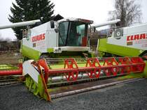 Claas Lexion 460 steht in der Landmaschinenausstellung der Gebrder Herrlich in Hofbieber-Langenbieber anl. des 50-jhrigen Firmenjubilums am 20.03.2010