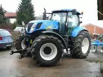 NEWHOLLAND T 7050 steht in der Landmaschinenausstellung der Gebr�der Herrlich in Hofbieber-Langenbieber anl. des 50-j�hrigen Firmenjubil�ums am 20.03.2010