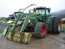 Fendt Vario mit Zwillingsbereifung und Frontlader steht in der Landmaschinenausstellung der Gebrder Herrlich in Hofbieber-Langenbieber anl. des 50-jhrigen Firmenjubilums am 20.03.2010