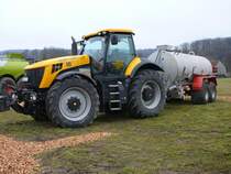 JCB 8250 mit angehngtem Gllefa steht in der Landmaschinenausstellung der Gebrder Herrlich in Hofbieber-Langenbieber anl. des 50-jhrigen Firmenjubilums am 20.03.2010